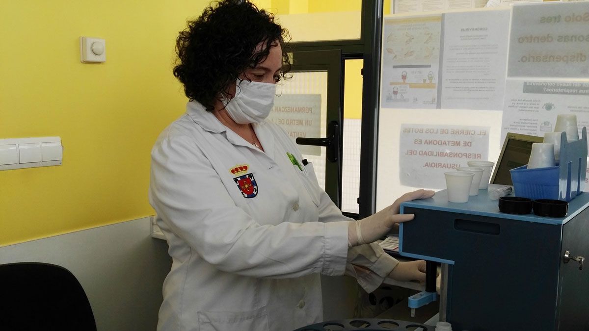 Una de las diez personas empleadas en el CAD trabajando desde la sede en Ponferrada. Una de las diez personas empleadas en el CAD trabajando desde la sede en Ponferrada.
