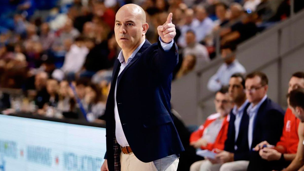 El técnico leonés Félix Alonso, dirigiendo al Mallorca durante un partido de la presente temporada. | ÚLTIMA HORA