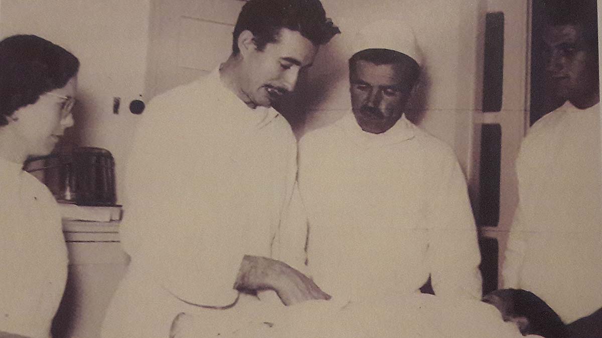 El recordado doctor Rivas en plena operación rodeado de su equipo, entre los que se encontraba su mujer, María Cristina García Monje.