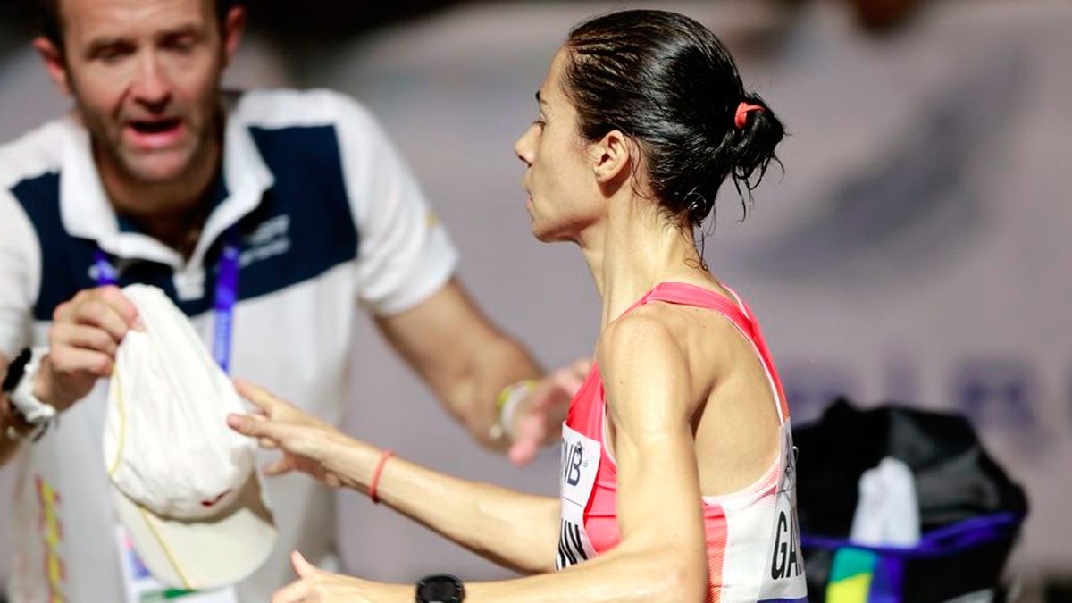 José Enrique Villacorta entrega una gorra a Marta Galimany durante el pasado Mundial de Doha. | RFEA