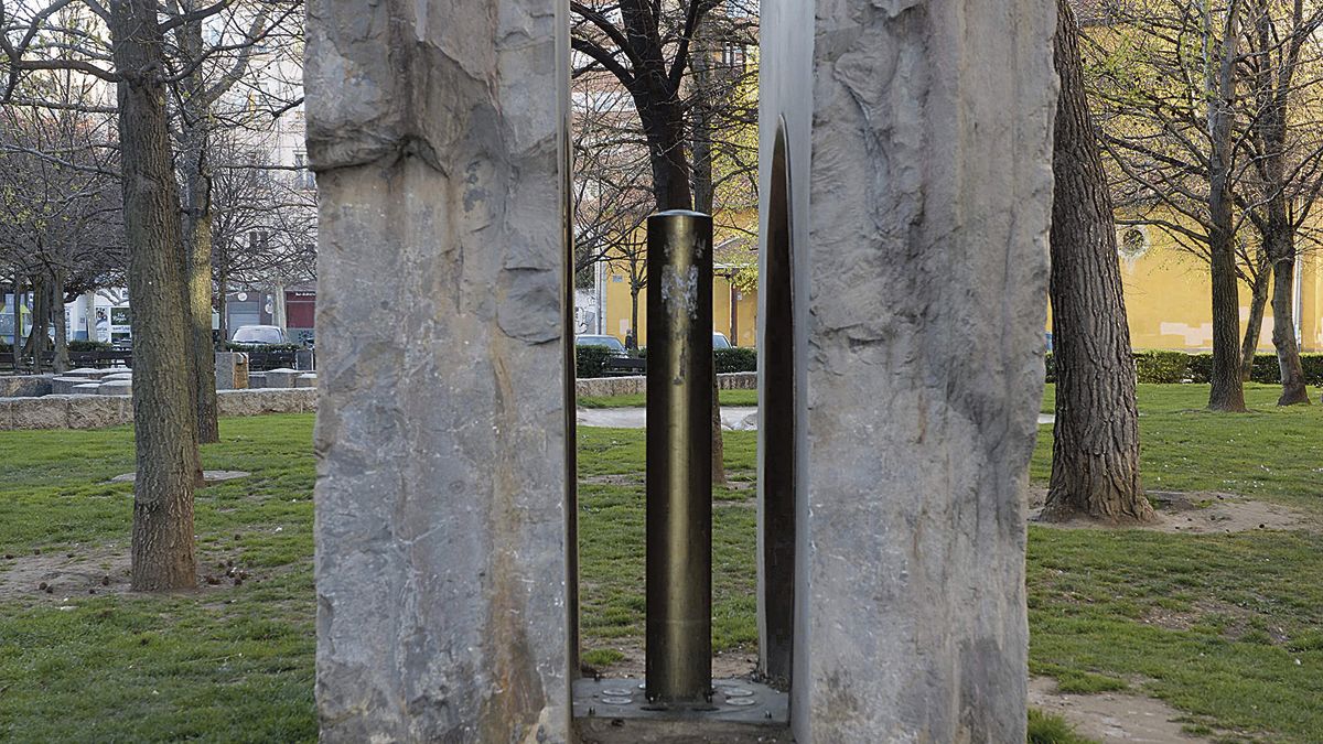 Detalle de la escultura 'Hálito a Durruti', de Diego Segura, en la plaza de Santa Ana. | MAURICIO PEÑA Detalle de la escultura 'Hálito a Durruti', de Diego Segura, en la plaza de Santa Ana. | MAURICIO PEÑA