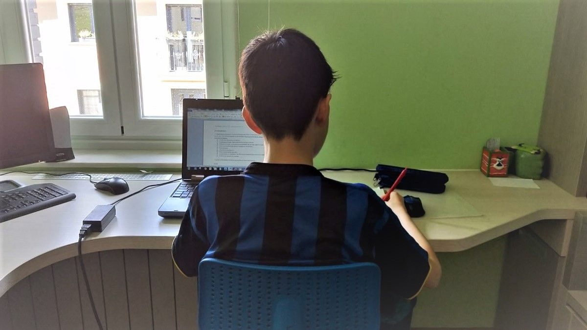 Gabriel, que estudia 1º de la ESO en el instituto de Mansilla, este martes haciendo los deberes en su casa de Santa Olaja. | L.N.C.