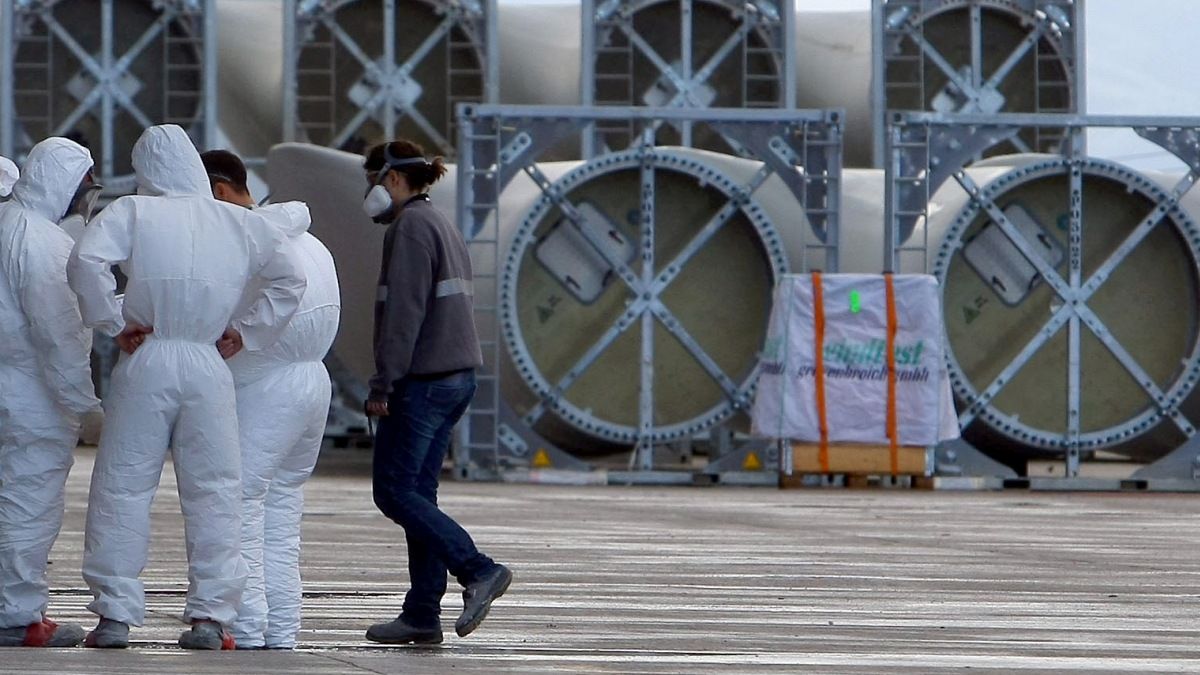 Imagen de archivo de trabajadores de LM, que usan al día un traje de alta protección. | Ical