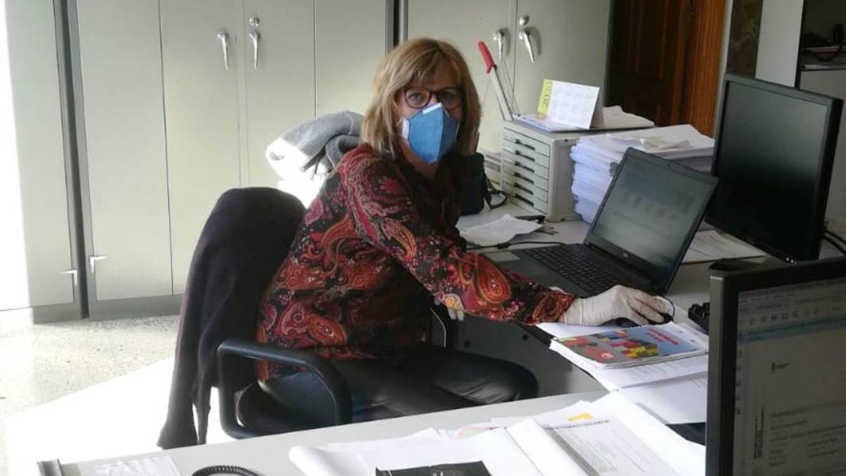 La regidora de Fabero en su despacho, con mascarilla y guantes, en estos días de estado de alarma. | L.N.C.