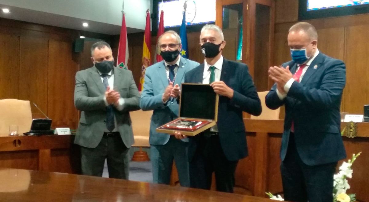 Entrega del material sanitario por parte del mayordomo.