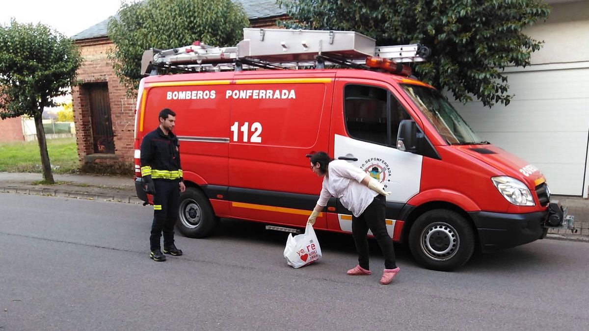 Entrega de pantallas a los centros sanitarios. | BOMBEROS