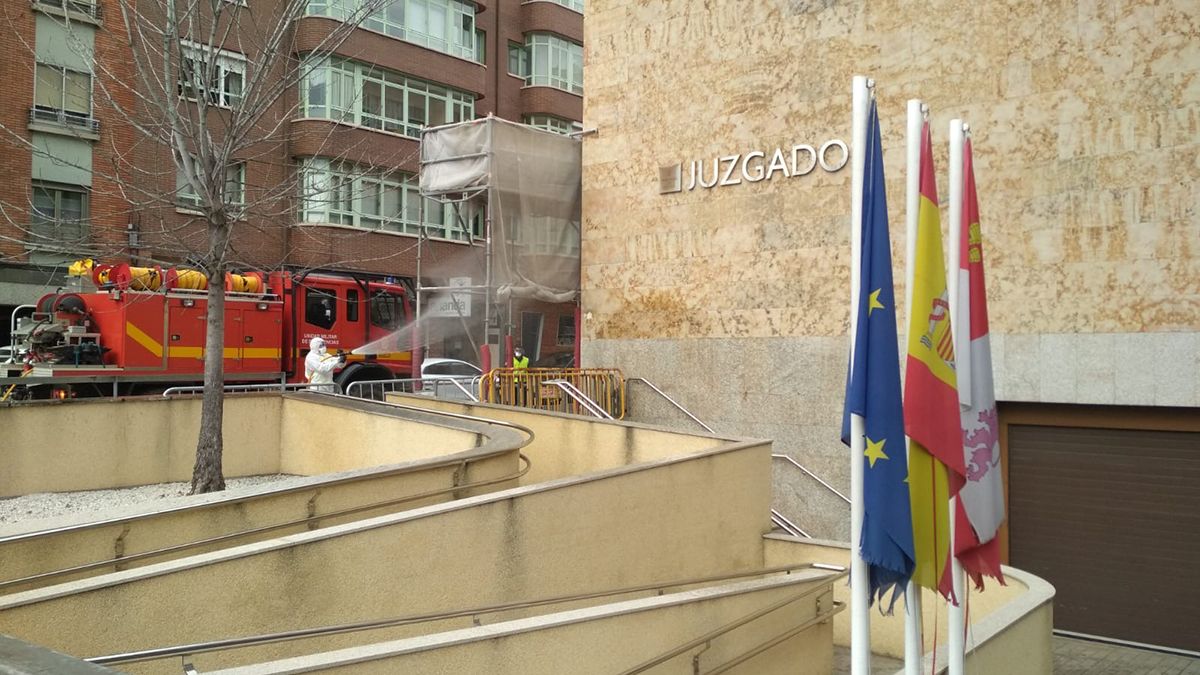 Trabajos de desinfección por parte de la UME en el edificio de los Juzgados de León. | L.N.C.