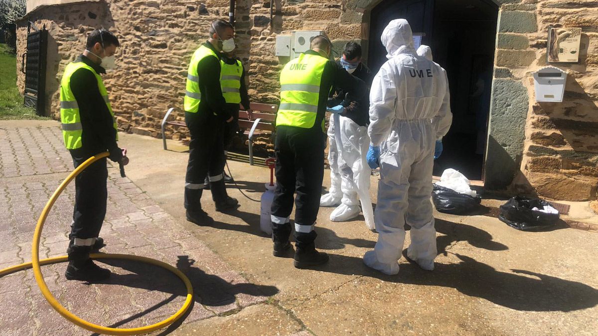 Efectivos de la UME trabajando este jueves en la desinfección de una residencia localidad leonesa de Quintanilla de Somoza.