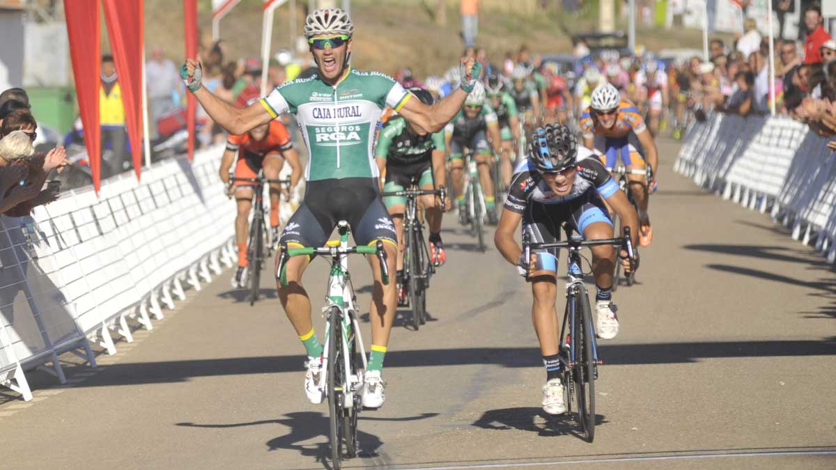 Rubio, del Caja Rural, gana al sprint la primera etapa de la Vuelta a León del año pasado. | DANIEL MARTIN