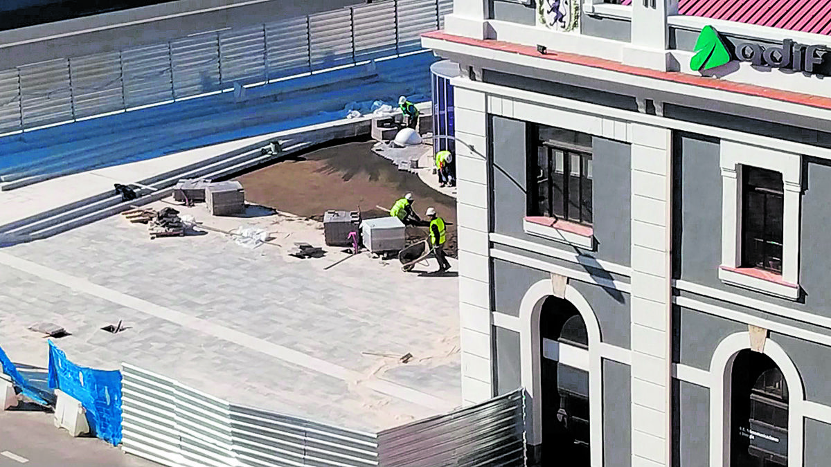 Operarios trabajando este jueves en el paseo peatonal sobre la línea soterrada del AVE. | L.N.C.