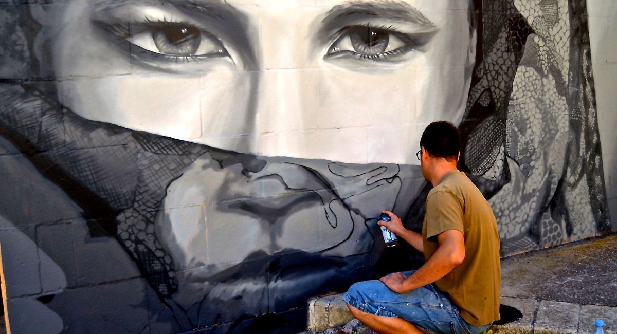 Fragmento del mural que está realizando el artista leonés ‘Da2.0’, en la Plaza de la Semana Santa. | P.F.