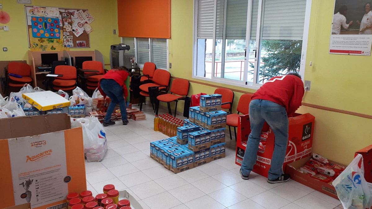 Voluntarios elaborando lotes de alimentos para repartir entre las familias necesitadas en una de las asambleas. | L.N.C.