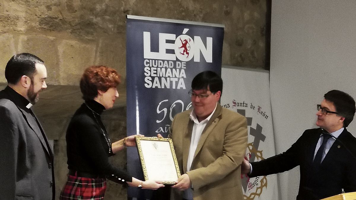 El pregonero de la Semana Santa de 2020, Xuasús González, recibió su nombramiento el pasado 31 de enero. | JOSÉ LUIS CABADA El pregonero de la Semana Santa de 2020, Xuasús González, recibió su nombramiento el pasado 31 de enero. | JOSÉ LUIS CABADA