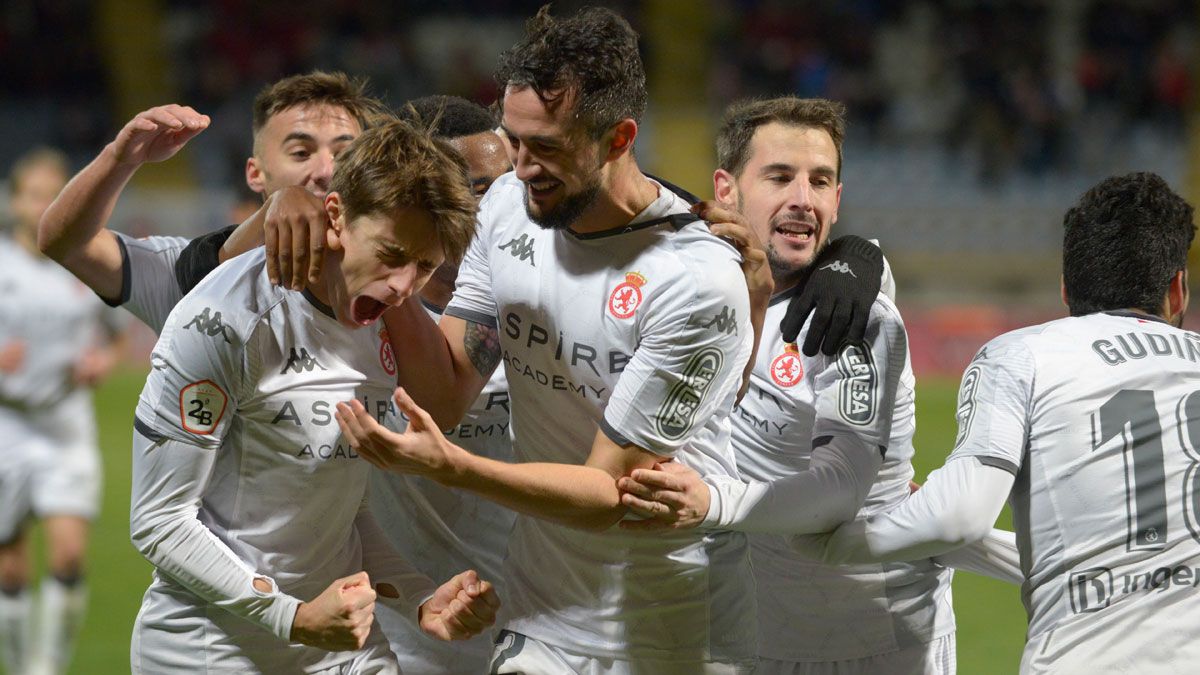 La plantilla de la Cultural hace piña para celebrar un gol durante un partido de esta temporada en el Reino de León. | MAURICIO PEÑA