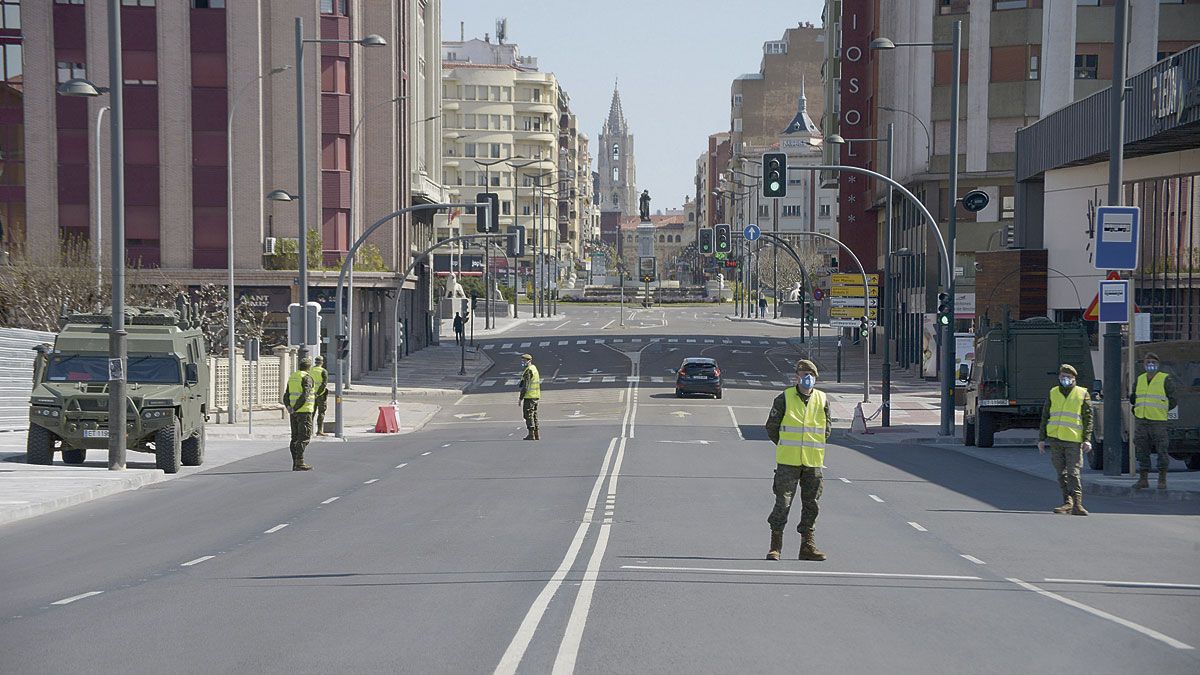 Uno de los controles del Ejército ubicados durante este sábado en León. | MAURICIO PEÑA Uno de los controles del Ejército ubicados durante este sábado en León. | MAURICIO PEÑA
