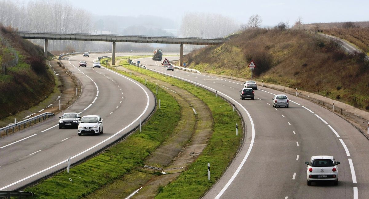 Vehículos circulando por la autovía A-6 a su paso por el Bierzo. | Ical