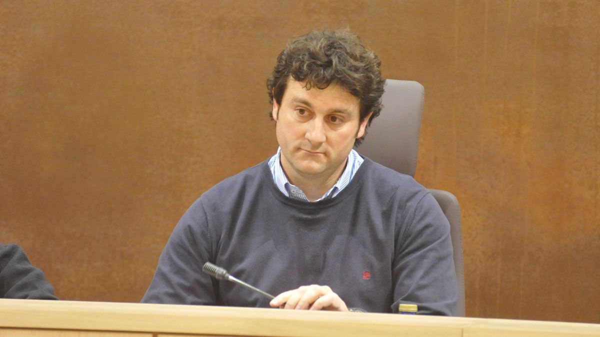El alcalde de Villaquilambre, Manuel García, quería mantener su sueldo de 40.000 euros.
