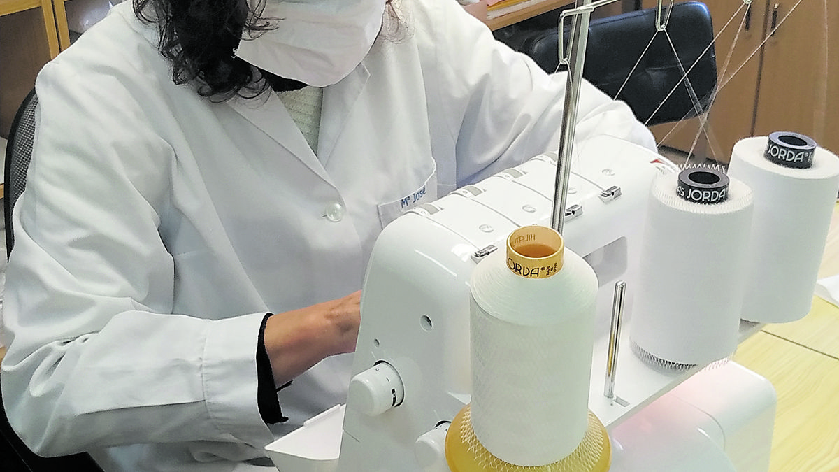Una trabajadora de Cosamai confeccionando mascarillas ante la falta de material sanitario en los hospitales.