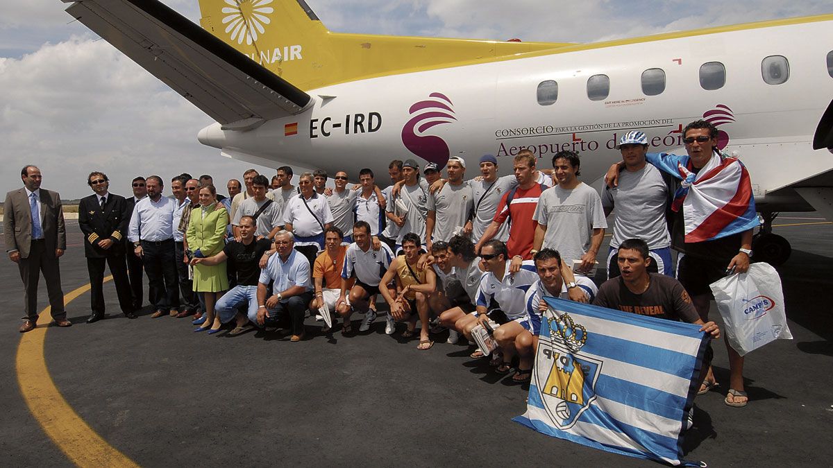 La plantilla de la Deportiva, a su regreso en el aeropuerto con el ascenso ya en el bolsillo. | MAURICIO PEÑA