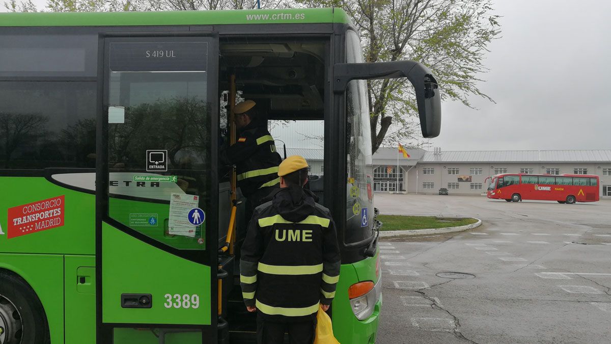Autobuses urbanos al servicio de la UME contra el coronavirus. | L.N.C.