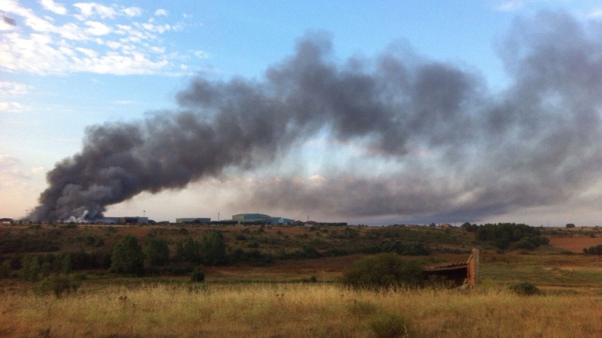 El incendio de Ardoncino está controlado este martes, aunque se necesitarán días para extinguirlo por completo. | DANIEL MARTÍN