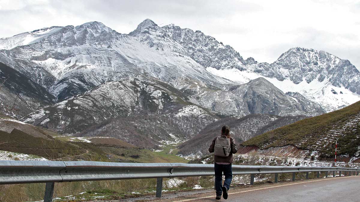 La nieve solo llega a las cumbres en los valles de Babia y Laciana. | ICAL