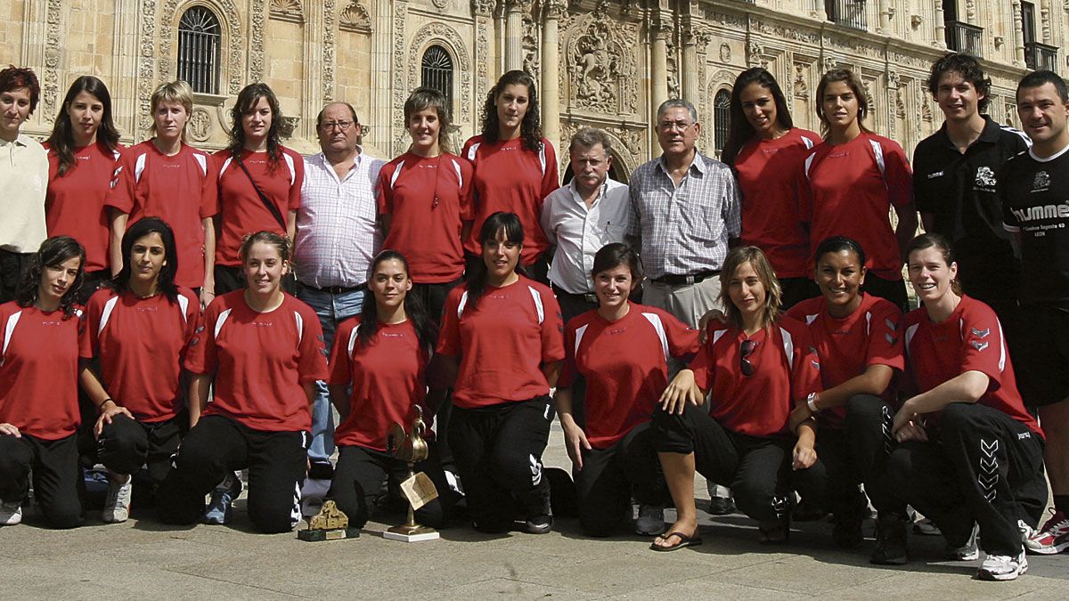 La plantilla del Cleba festeja el título en San Marcos. | MAURICIO PEÑA