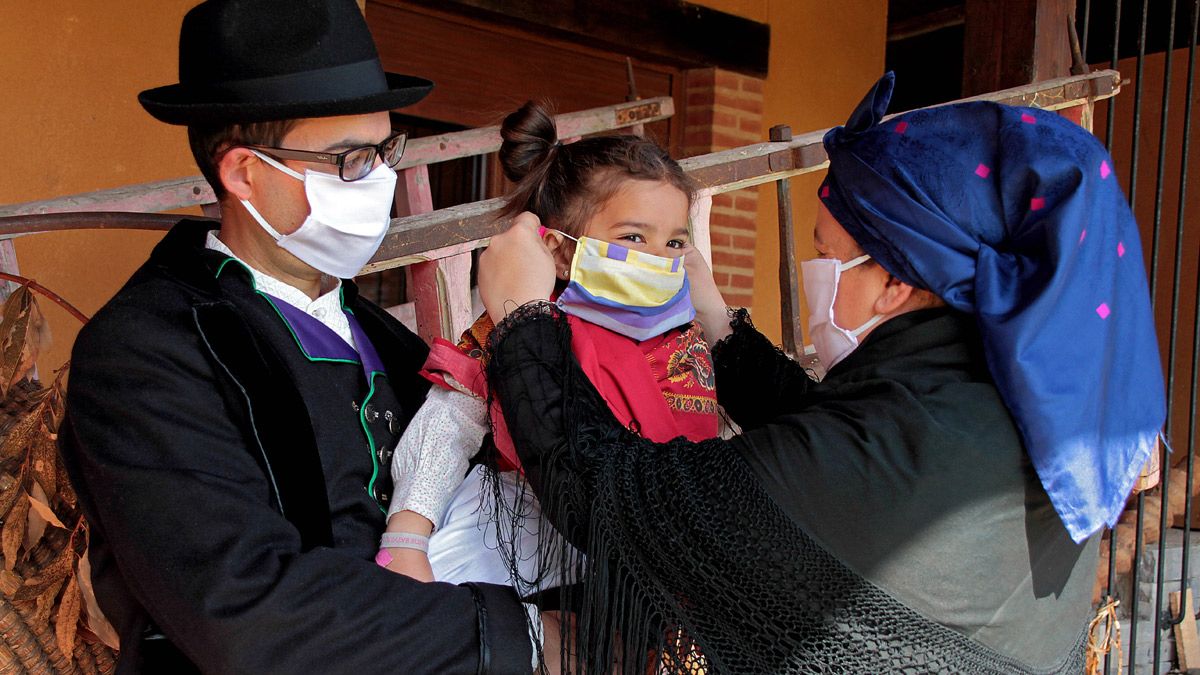 Verónica, Víctor y su hija Victoria son una familia de Carrizo de la Ribera que lleva el folclore por bandera. | PEIO GARCÍA (ICAL)