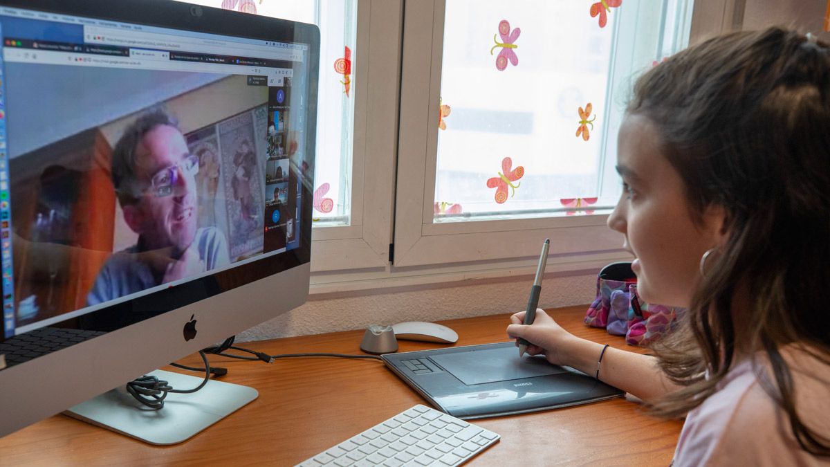 Una alumna en una clase telemática durante el confinamiento. | ICAL