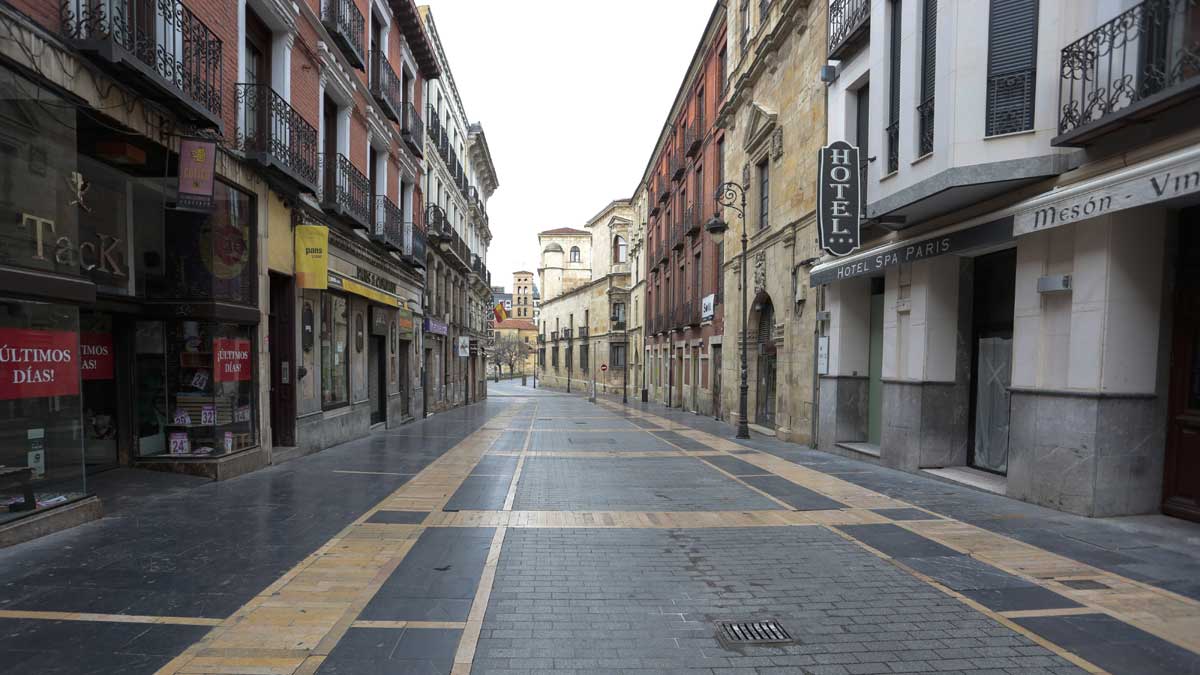 La Calle Ancha de León, desierta por el estado de alarma. | ICAL
