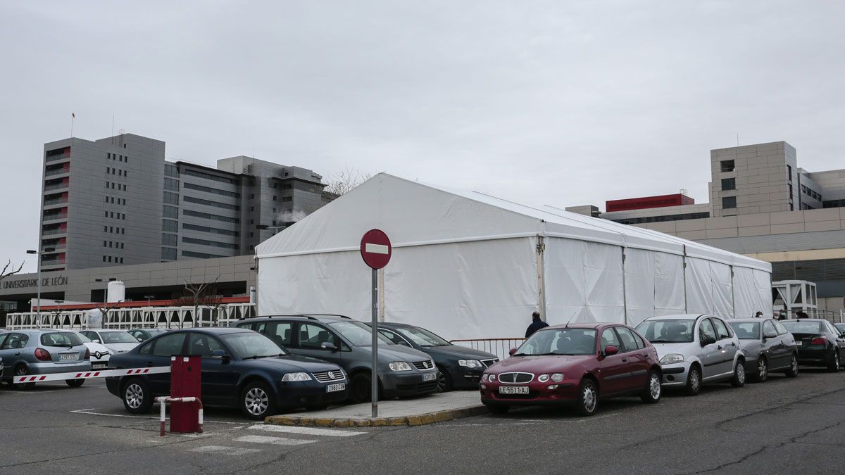 Imagen de la carpa situada en el exterior del Hospital de León para reforzar las instalaciones. | ICAL