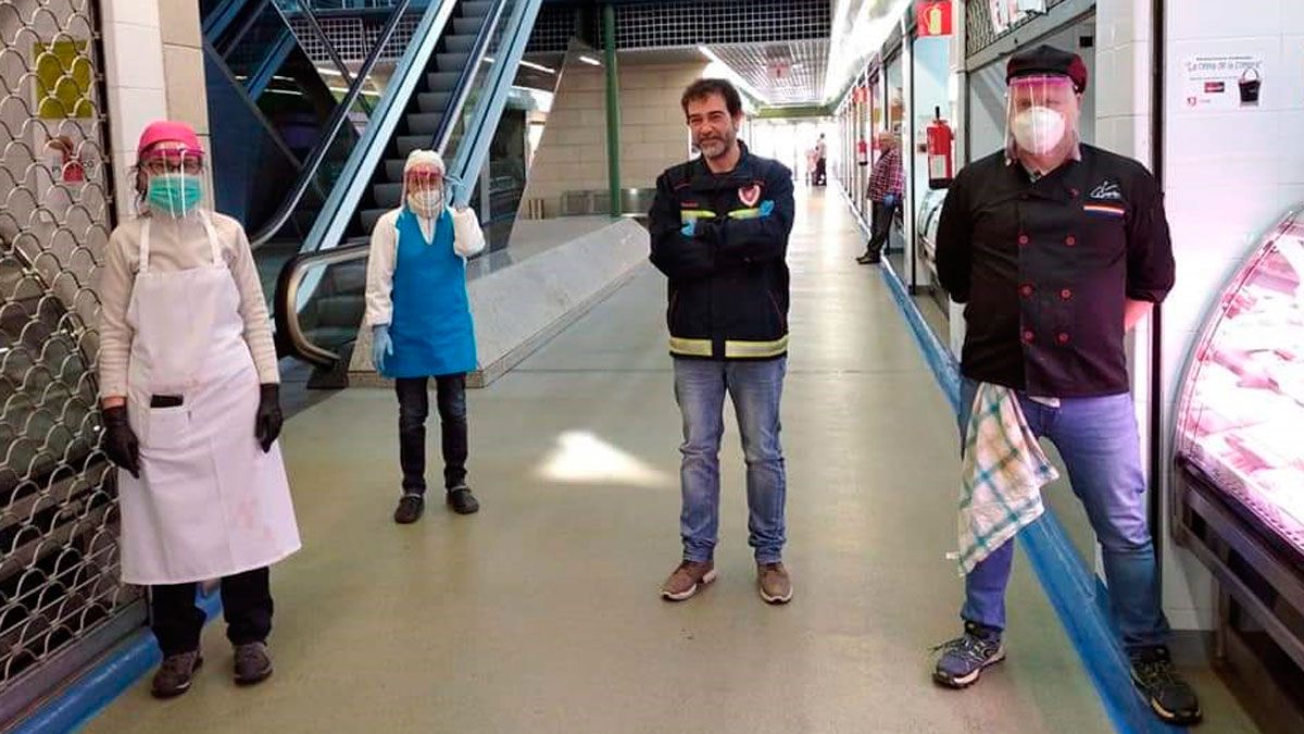 Entrega de pantallas por los Bomberos a comerciantes del Mercado de Abastos.