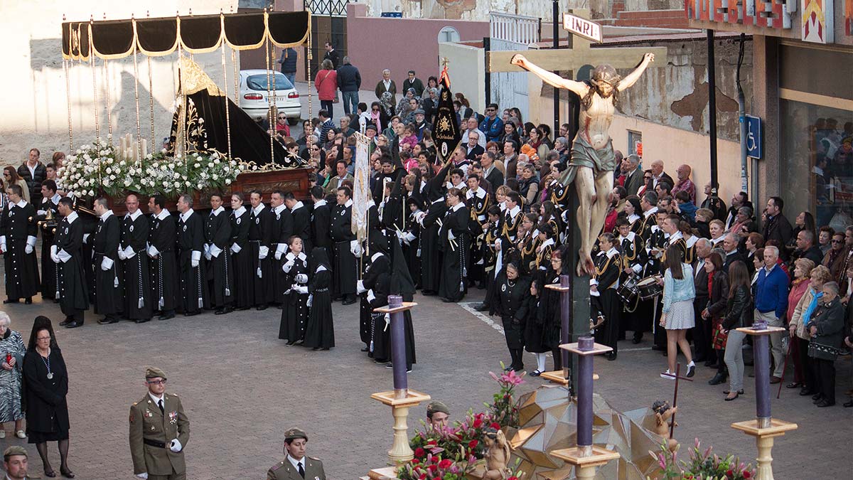 Salida de la procesión del Santo Entierro en la tarde de Viernes Santo en Valencia de Don Juan. | T.G.