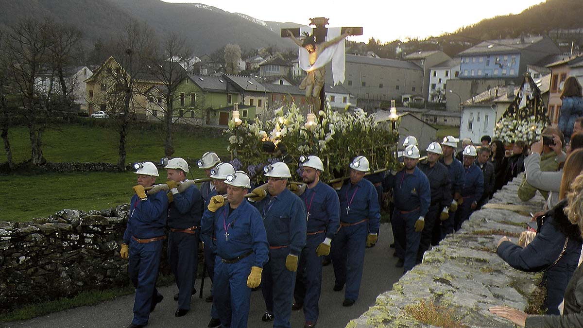 En la fotografía, momento de la procesión del Cristo de los Mineros celebrada el pasado año 2019. | ESTEFANÍA NIÑO