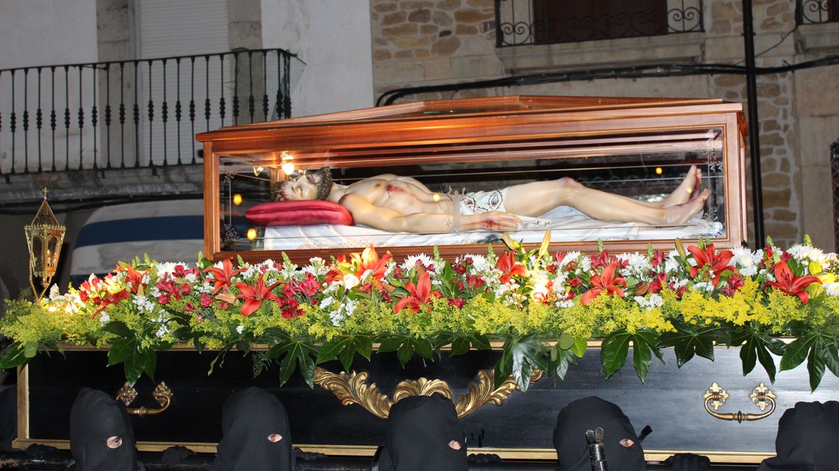 El paso del Cristo Yacente es uno de los más representativos de la procesión del Silencio del Viernes Santo de Boñar. | HURTADO