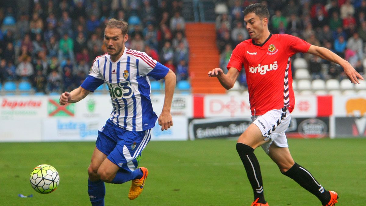 Seone trata de frenar a Acorán en el partido entre Lugo y Deportiva disputado en El Toralín. | CÉSAR SÁNCHEZ