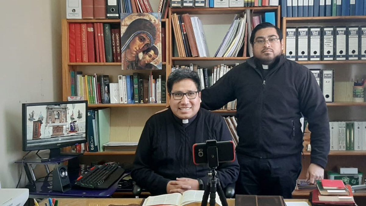 Davor Coca y Pablo Mendoza llevan medio año ejerciendo su labor pastoral en 17 parroquias de la Montaña oriental. | L.N.C.
