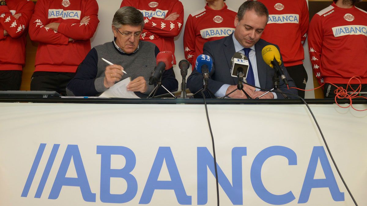 Cayetano Franco, presidente del Ademar y Marcos Lamas, director territorial de Abanca. | DANIEL MARTÍN