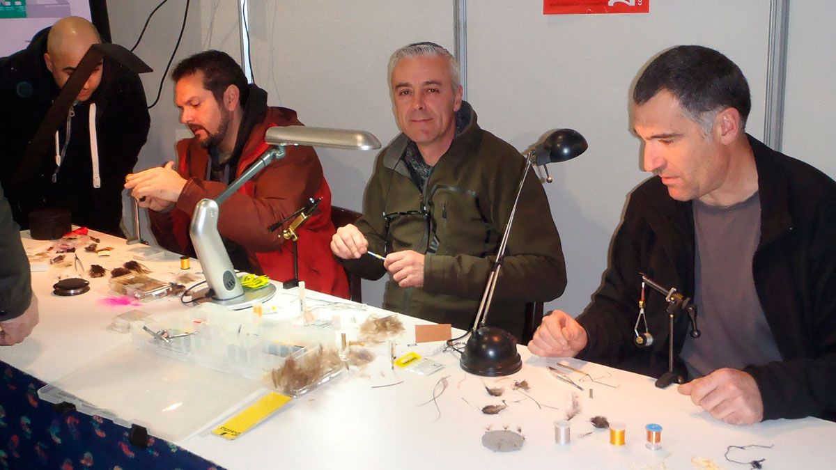 Montadores de moscas artificiales para la pesca en la Feria de La Vecilla. | R.P.N.