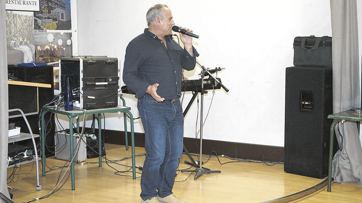 Ernesto Díez Santos, ‘El Viejo Profesor’ de Argovejo, en una secuencia del vídeoclip de ‘Resistiré’, y abajo el lema montañés que le aplican, "como morrillos". Ernesto Díez Santos, ‘El Viejo Profesor’ de Argovejo, en una secuencia del vídeoclip de ‘Resistiré’, y abajo el lema montañés que le aplican, "como morrillos".