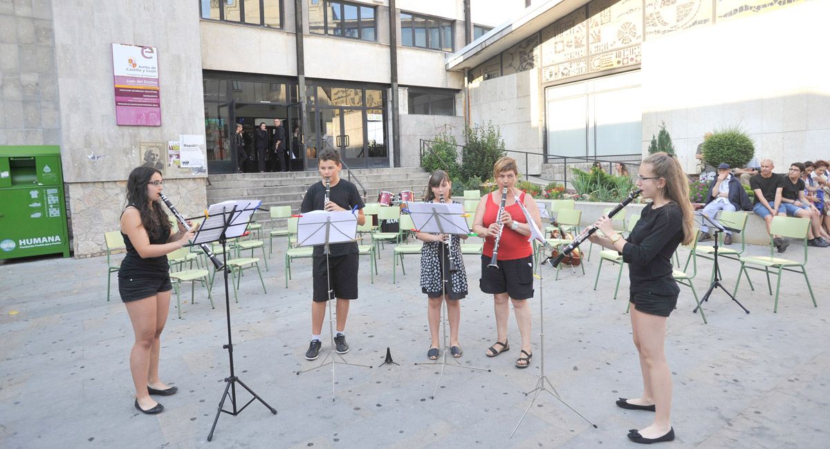 Uno de los concierto ofrecidos en el patio del IES ‘Juan del Enzina’ el año pasado en la VI edición.| Daniel Martín