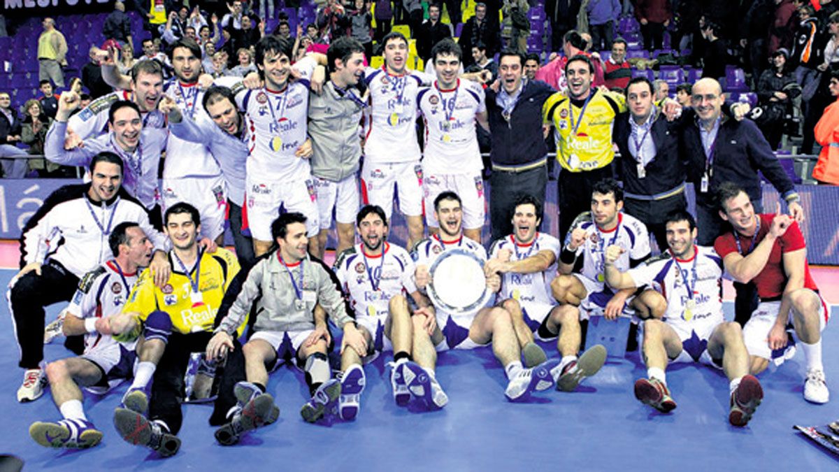 Los jugadores del Ademar, con Aguinagalde con el título. | PHOTODEPORTE