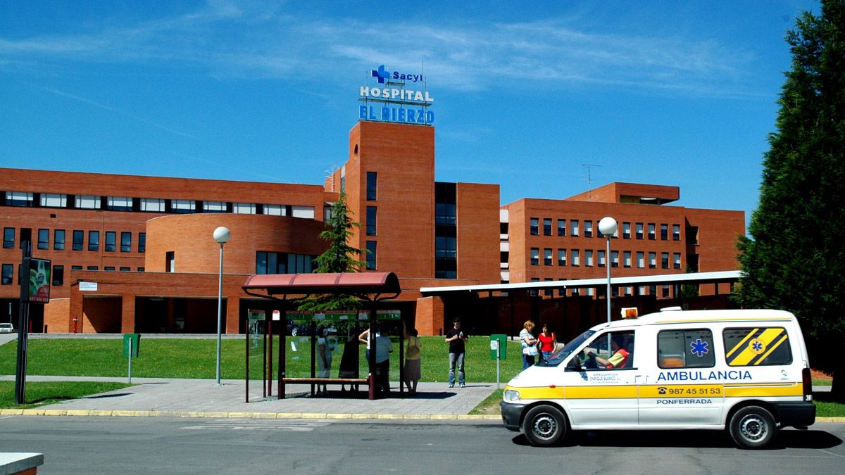 Una de las plantas del Hospital El Bierzo está siendo desinfectada. | ICAL