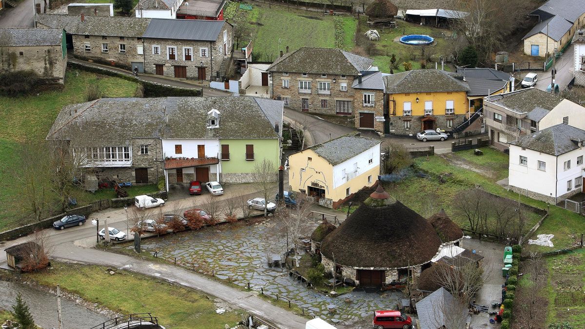 Panorámica del pueblo de Balboa, uno de los más turísticos de la comarca berciana. | ICAL