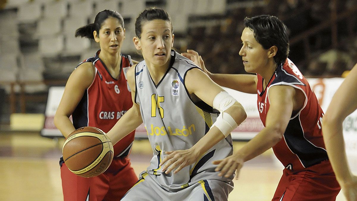 María Pina postea durante el último partido europeo del San José ante el Taranto en León. | MAURICIO PEÑA