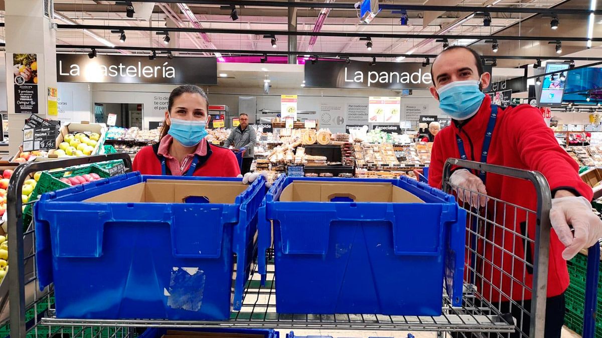 Dos empleados de Carrefour protegidos con mascarillas. | L.N.C.