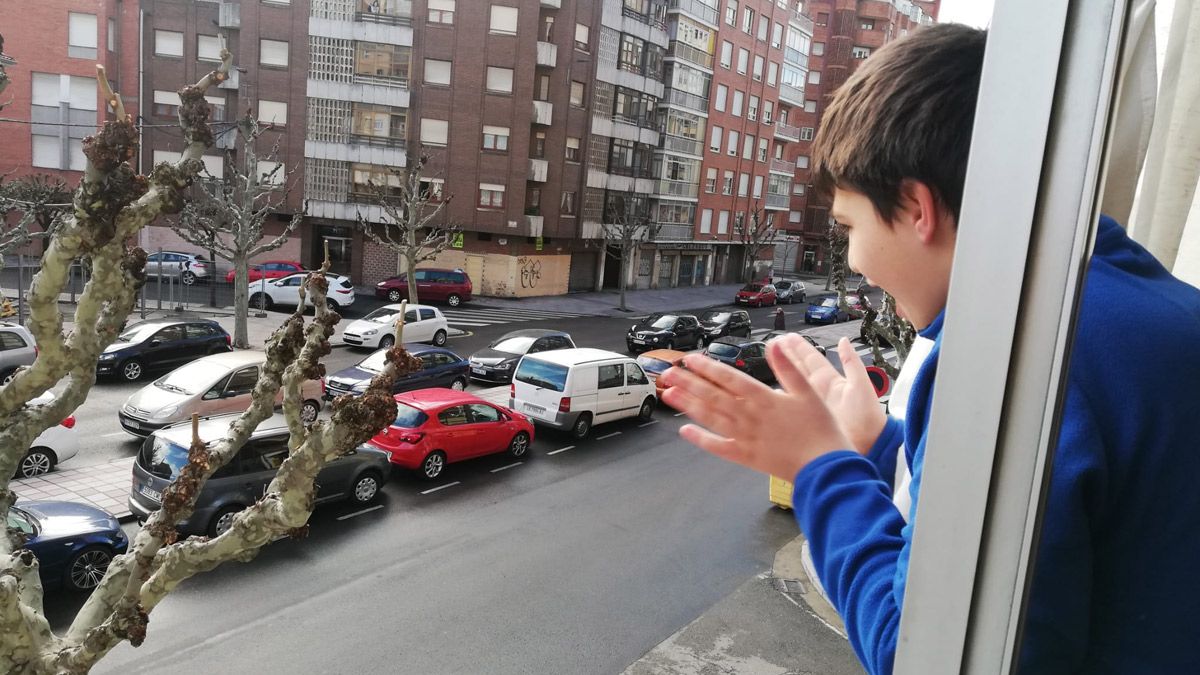 Un niño con necesidades educativas especiales aplaude a los sanitarios. | L.N.C.