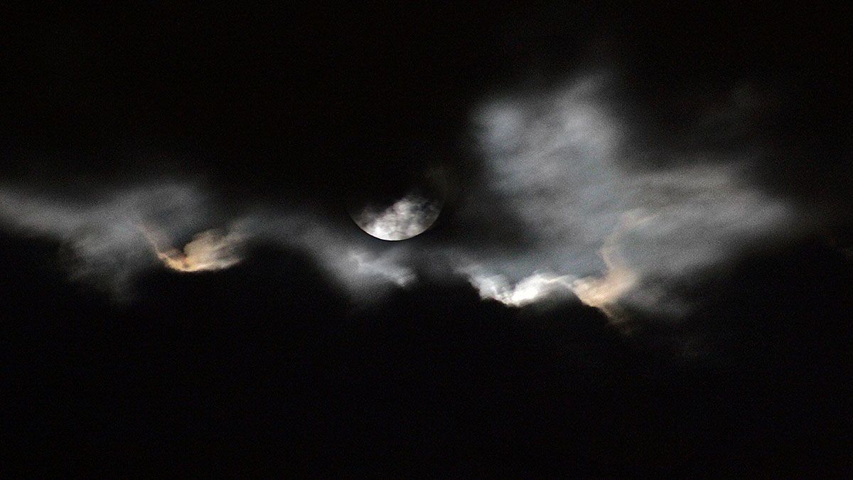 Imagen de la superluna de esta madrugada captada en León. | ICAL