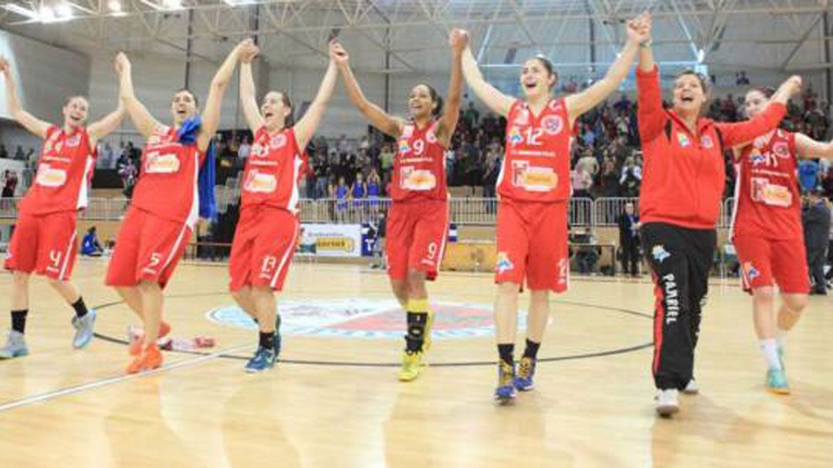 Las jugadoras del Bembibre celebran el triunfo frente al Perfumerías Avenida en el ‘playoff’ por el título. | CBBEMBIBRE