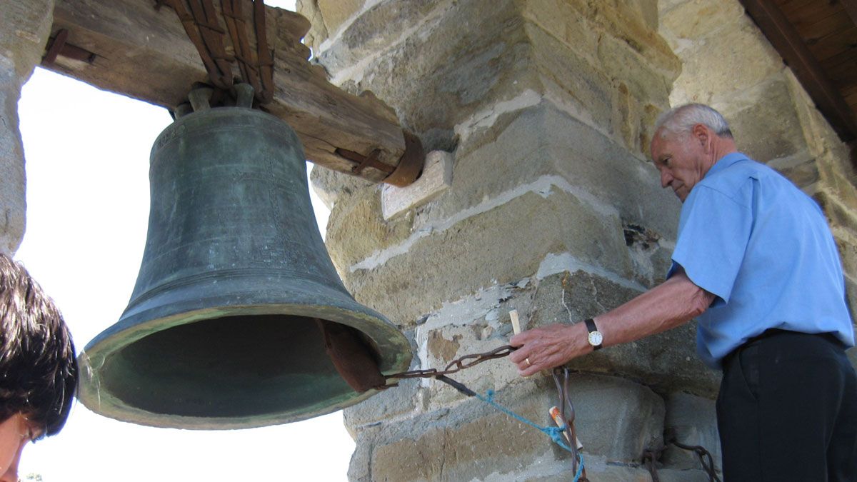 Honorino Silván, uno de los vecinos de Torre que se encarga de tocar las campanas del pueblo.